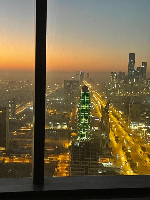 Goatskynest Riyadh skyline view suites في الرياض: اطلالة على المدينة ليلا من ناطحة السحاب