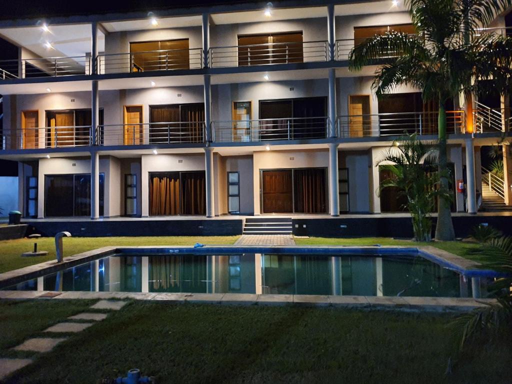 The swimming pool at or close to HOTEL GANI