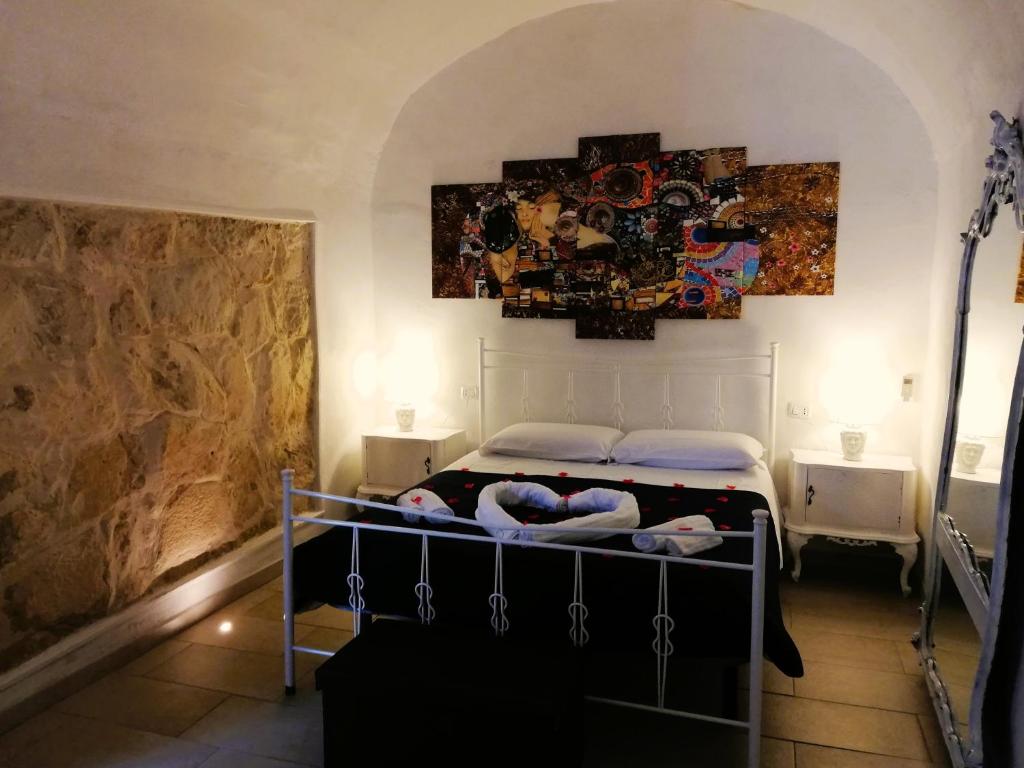 Postel nebo postele na pokoji v ubytování SPA SUITE SICILIA - Intera casa con spa privata Jacuzzi Sauna Bagno di Vapore ad uso illimitato