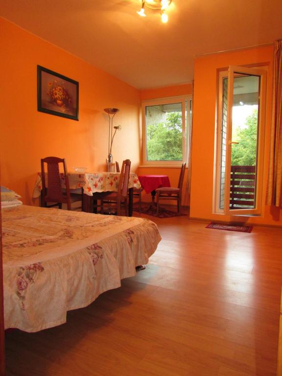 1 dormitorio con 1 cama, mesa y sillas en Apartamentai Šventojoje, en Šventoji