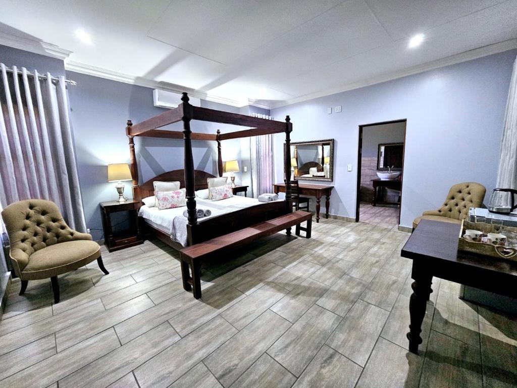2 Owls Guesthouse - Deluxe King Room
