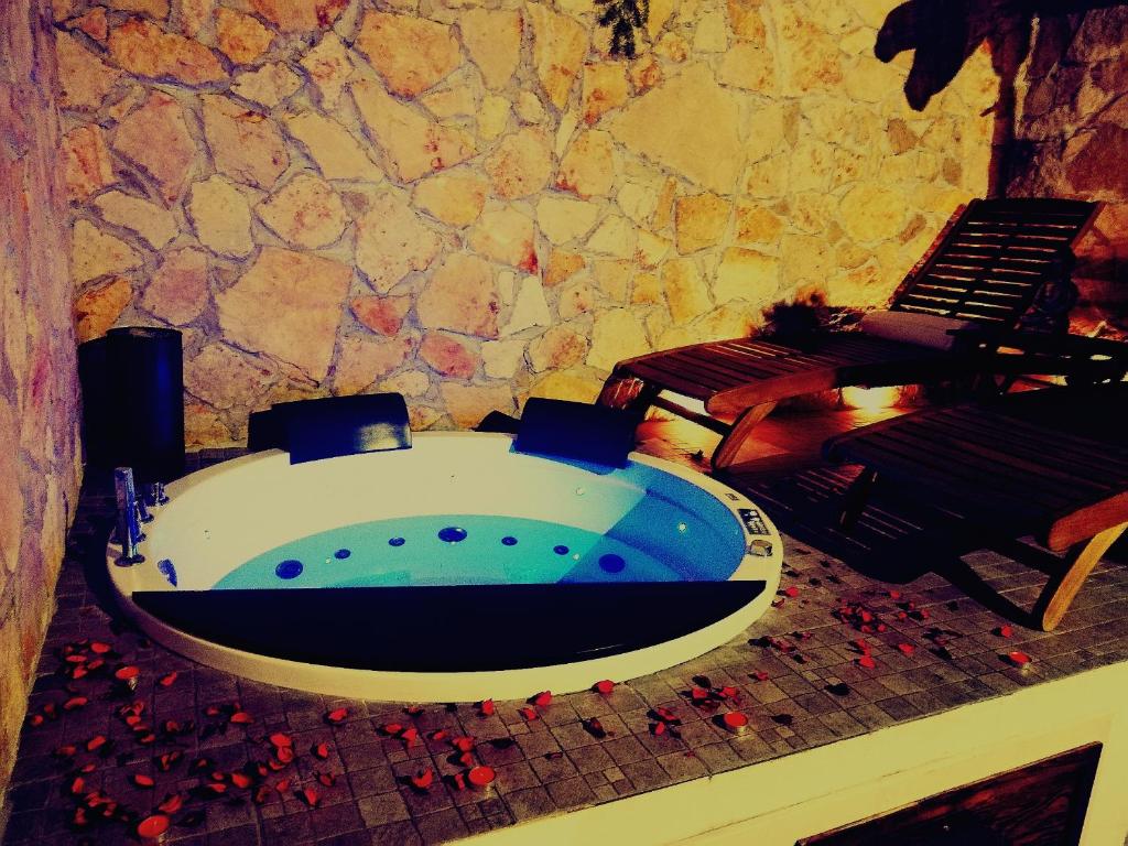 Fotografie z fotogalerie ubytování SPA SUITE SICILIA - Intera casa con spa privata Jacuzzi Sauna Bagno di Vapore ad uso illimitato v destinaci Rosolini