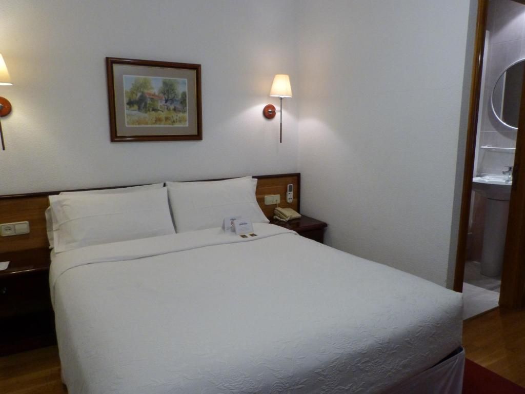 Postel nebo postele na pokoji v ubytování Hostal Navarra