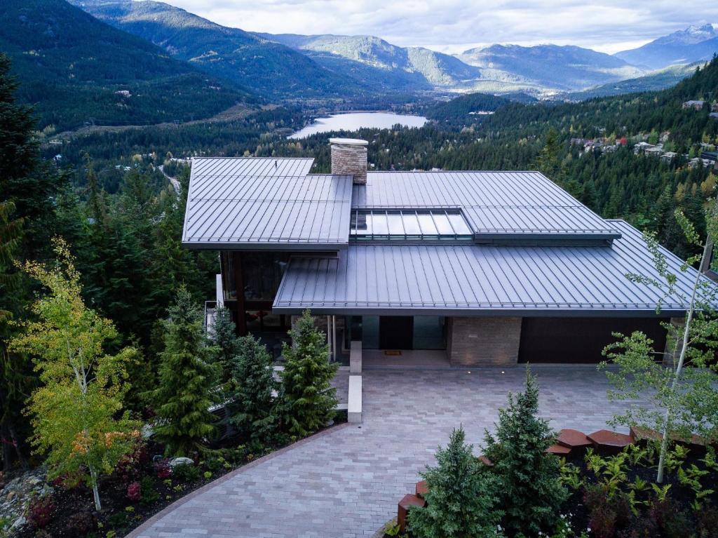 Kadenwood, Serenity Estate Exquisite Luxury Chalet with Breathtaking