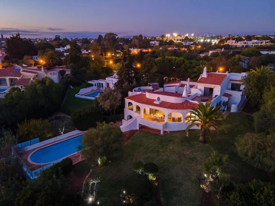 una vista aérea de una casa con piscina en Villa Eloah - Magnifique villa portugaise rénovée vue mer, en Carvoeiro