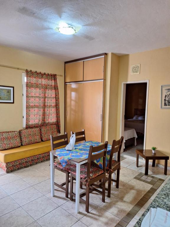 Casa com ar condicionado في لورو دي فريتاس: غرفة معيشة مع طاولة وكراسي وأريكة