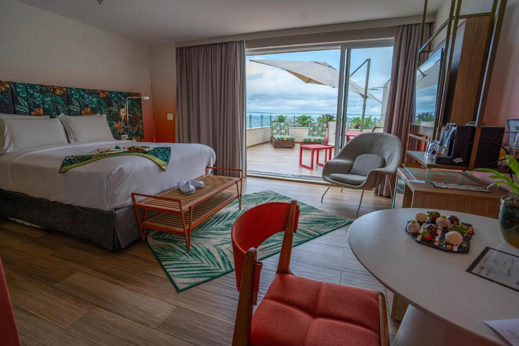 een hotelkamer met een bed en een balkon bij Mercure Rio Boutique Hotel Copacabana in Rio de Janeiro