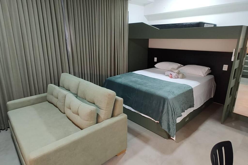 - une chambre avec un lit et un canapé dans l'établissement 2403 apartamento Setor Oeste gyn, à Goiânia