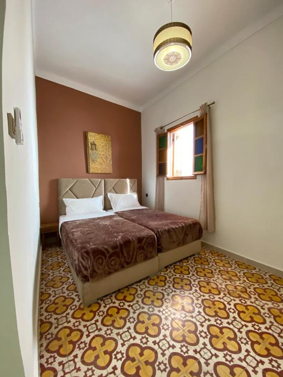Una cama o camas en una habitación de Riad Jbara 2