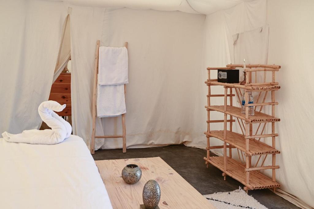 El KariaにあるEmeraude Camp Agafayのベッドとはしご付きの部屋が備わる客室です。