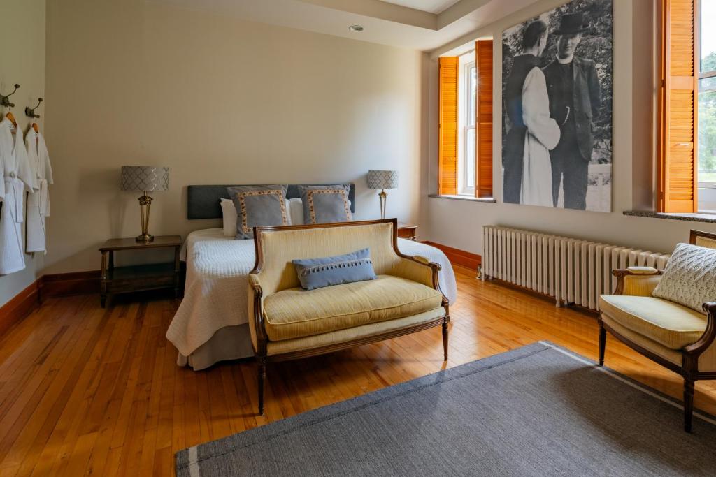 Een zitgedeelte bij Auberge de l'Abbaye d'Oka