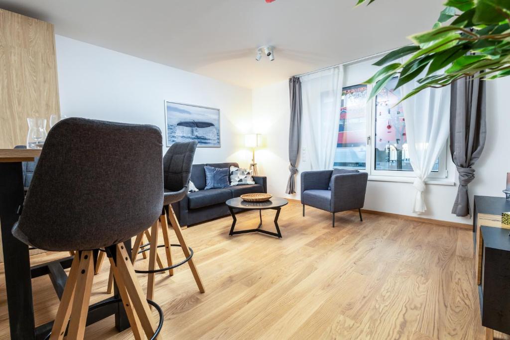 sala de estar con sofá, sillas y mesa en Zoder Apartments, en Viena