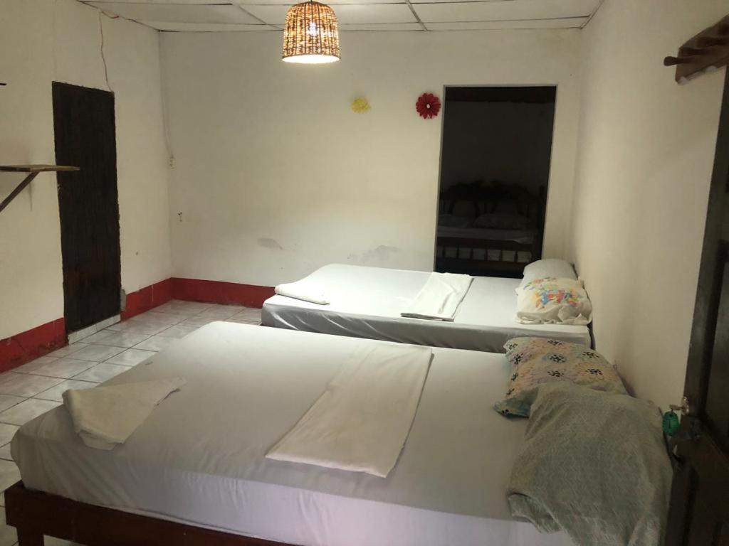 1 Schlafzimmer mit 2 Betten in einem Zimmer in der Unterkunft Holanda House in Moyogalpa