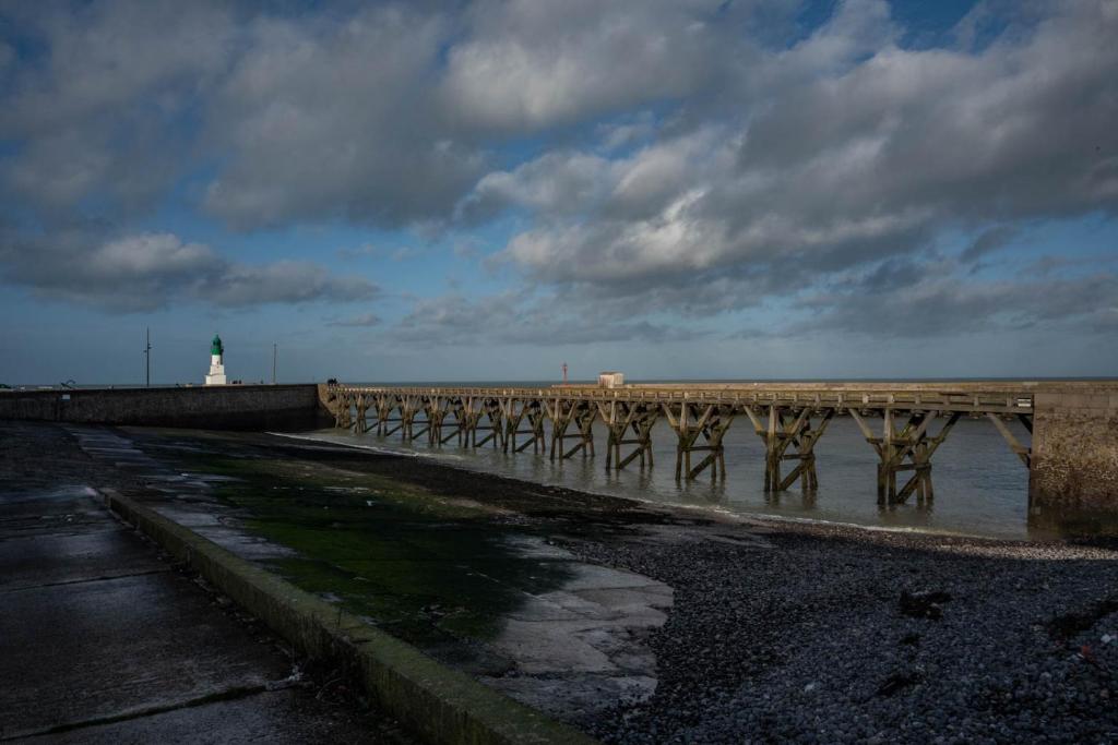 une jetée avec un phare dans l'eau dans l'établissement La Frégate, au Tréport