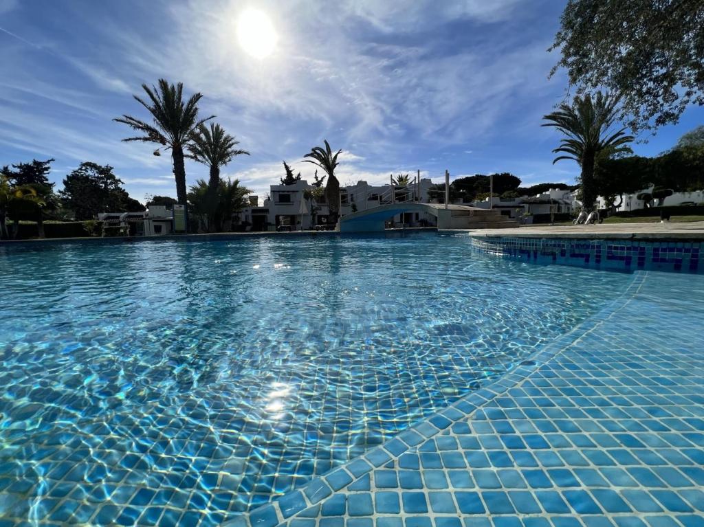 una grande piscina con piastrelle blu di Albufeira Balaia Golf Village 4 With Pool by Homing ad Albufeira