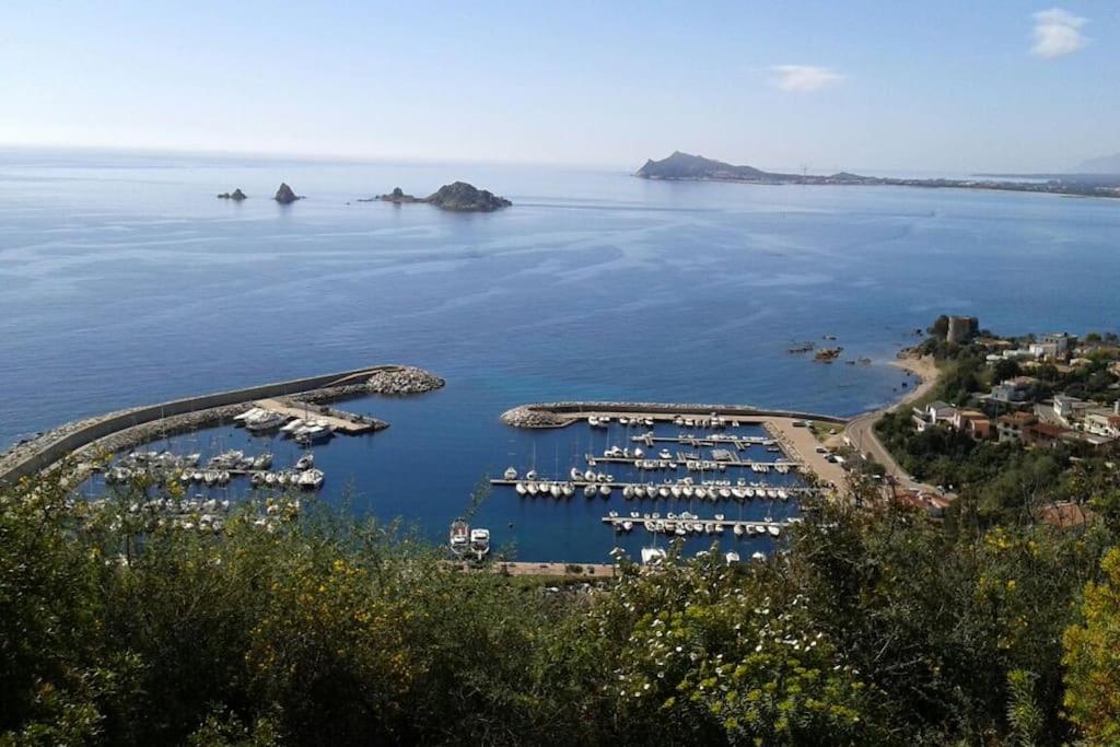 una vista aérea de un puerto deportivo con barcos en el agua en Meraviglioso appartamento sul porto en Santa Maria Navarrese