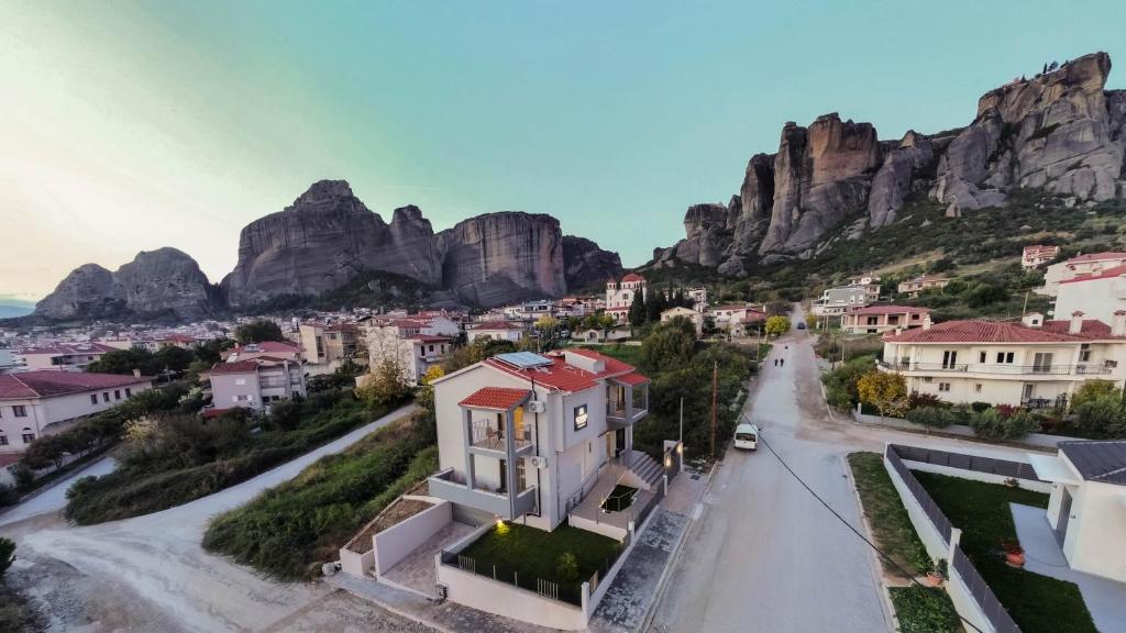 vue aride d'un village en face d'une montagne dans l'établissement Konaki of Meteora Boutique Living, à Kalambaka
