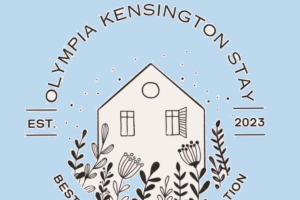 un logo pour la réunion d'un jardin d'enfants avec une maison dans l'établissement Olympia Kensington Stay Studio, à Londres