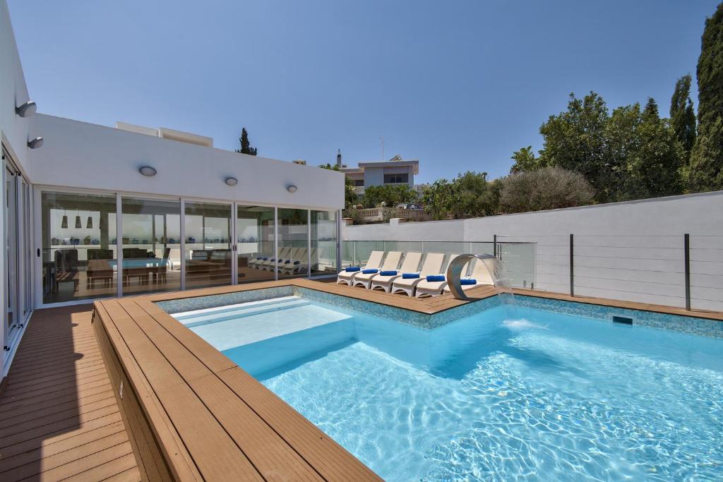 Бассейн в Maltese Luxury Villas - Sunset Infinity Pools, Indoor Heated Pools and More! или поблизости
