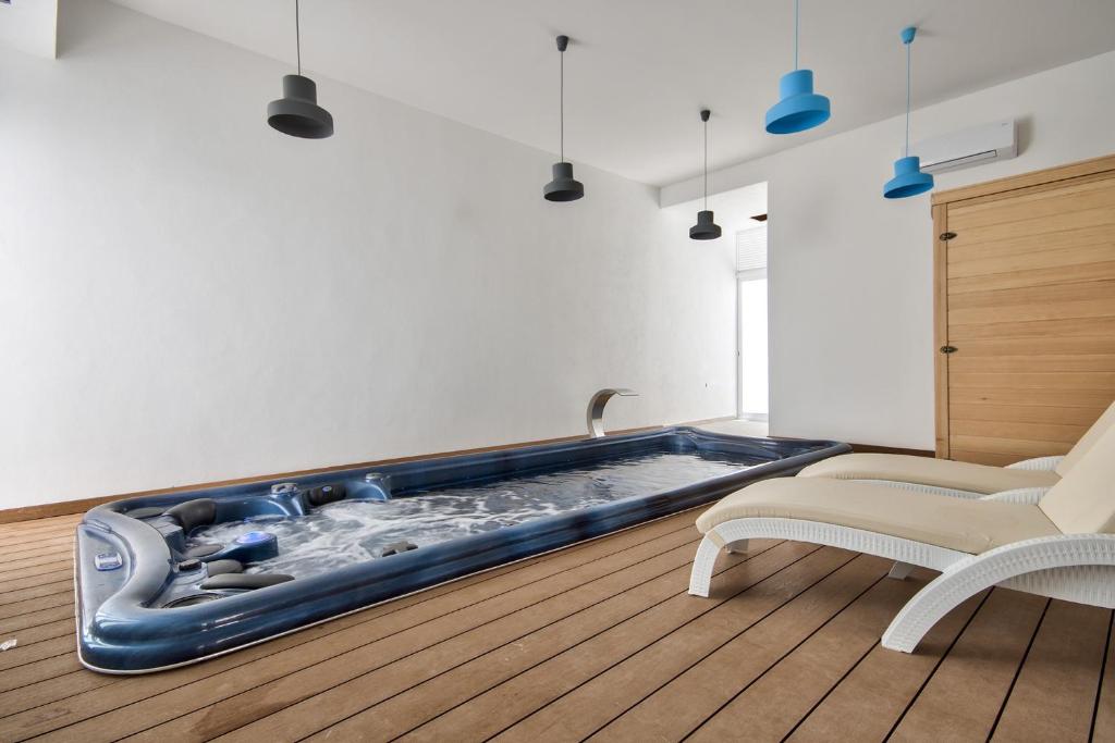 Фотография из галереи Maltese Luxury Villas - Sunset Infinity Pools, Indoor Heated Pools and More! в городе Меллиха