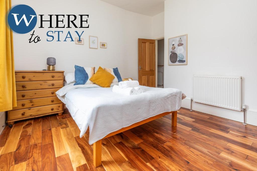 un dormitorio con cama y un cartel que diga dónde alojarse en Lovely Aberdeen Apartment, Free Parking, River Side, en Aberdeen