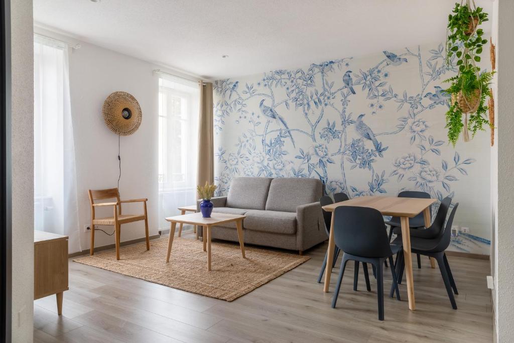un salon avec un canapé et une table dans l'établissement Travel Homes - Niffel 3 - Un havre de paix près du Parc, à Mulhouse