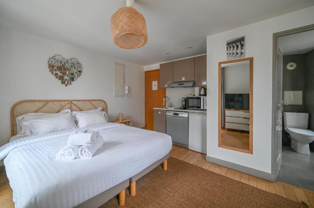 une chambre avec un lit avec des serviettes dessus dans l'établissement Paris, Opéra 4...So parisian Apartment, à Paris