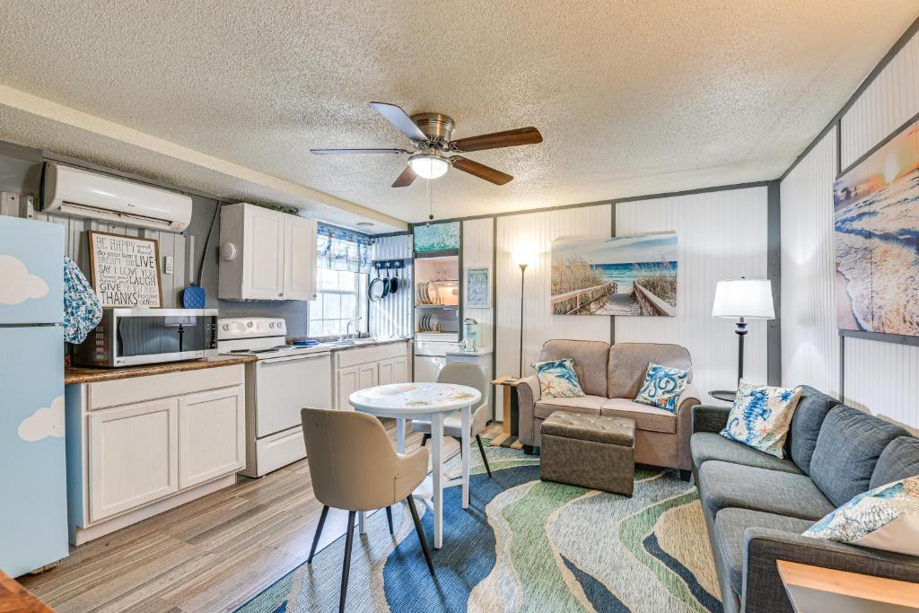 een keuken en een woonkamer met een bank en een tafel bij Fort Walton Beach Studio Shared Pool and Beach Bar! in Fort Walton Beach