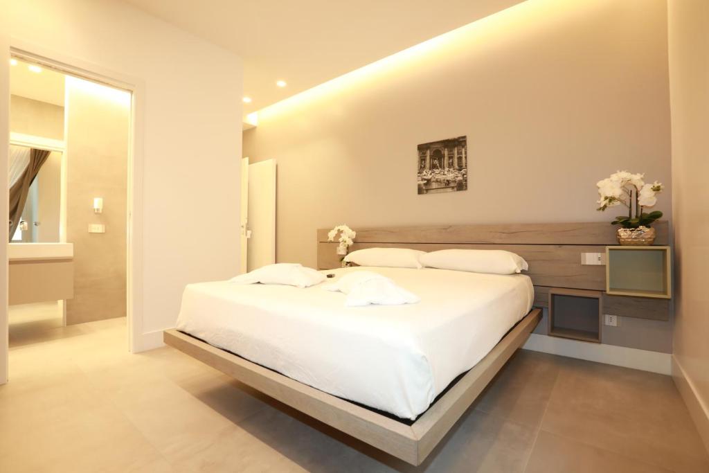 1 dormitorio con 1 cama blanca grande en una habitación en Unique Luxury Stay, en Roma