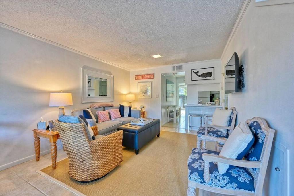 uma sala de estar com um sofá e cadeiras em Ocean Getaway, Near Beach, 8ppl em Myrtle Beach