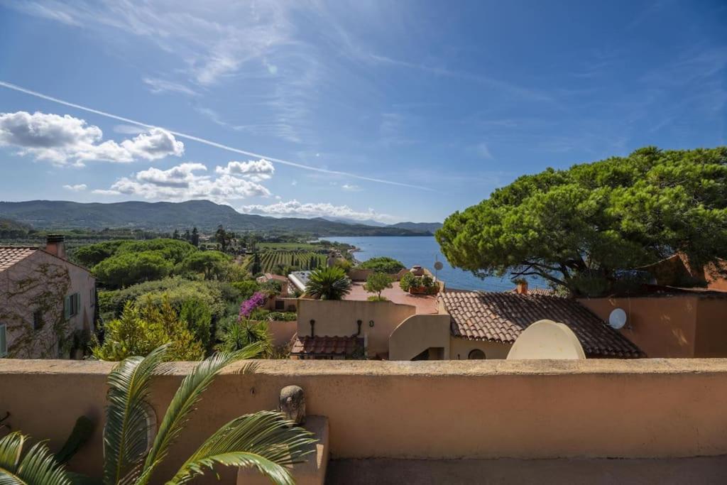 a view of the water from a house at Le Tortore - Villetta vista mare in Magazzini