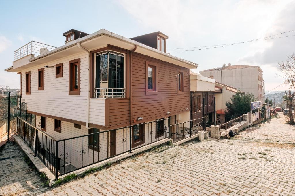 una casa in legno su una strada di mattoni di Duplex Flat Near Bilgi University and Golden Horn a Istanbul