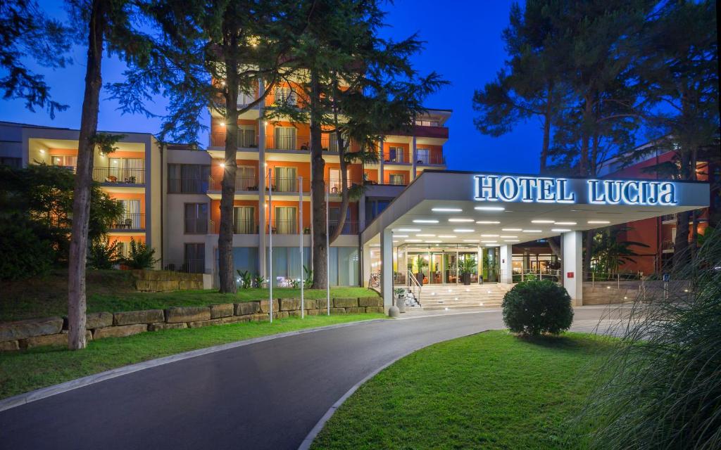 un hotel con un cartel que diga hotel uucida en Remisens Hotel LUCIJA, en Portorož