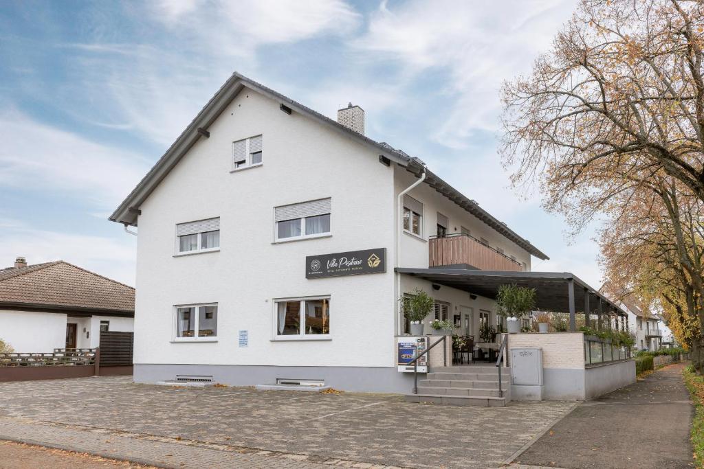 un edificio blanco con un letrero que lee cerveza house en Hotel Villa Positano en Riedstadt
