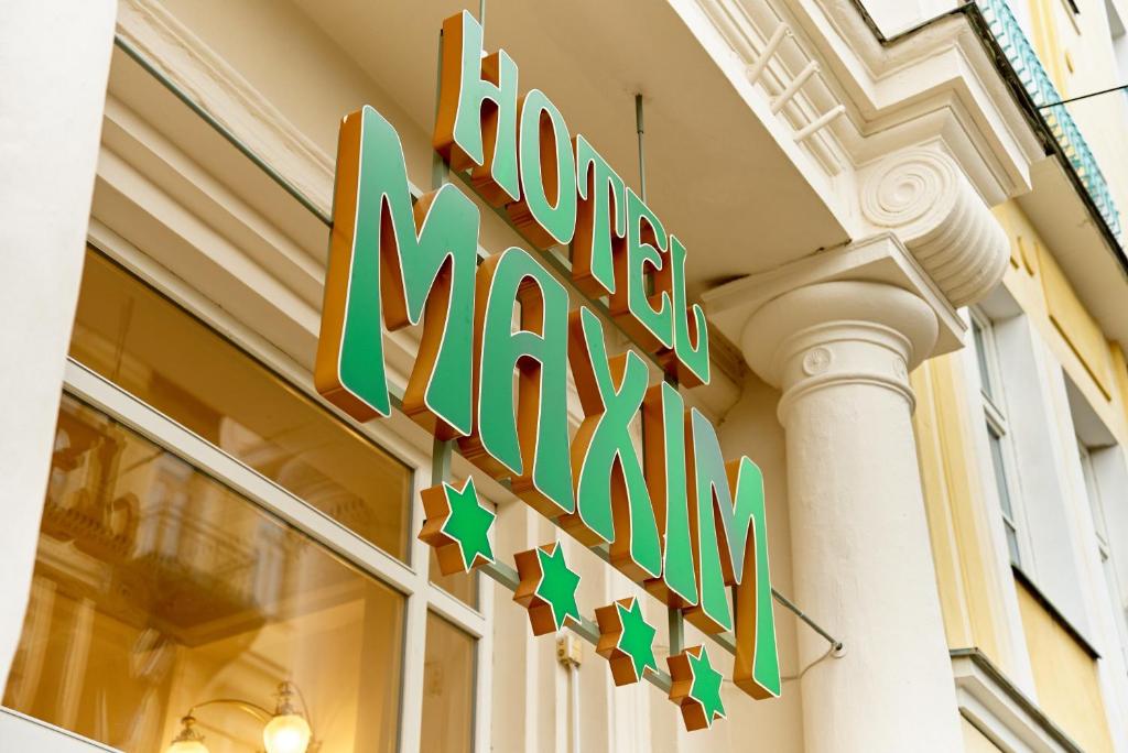 una señal de tienda para una nueva tienda de Maxwell en Hotel Maxim, en Mariánské Lázně