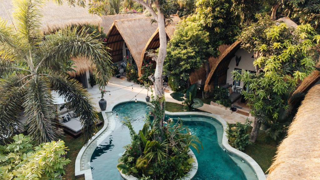 una vista aérea de una piscina en un complejo en Hani Hideaway en Gili Air