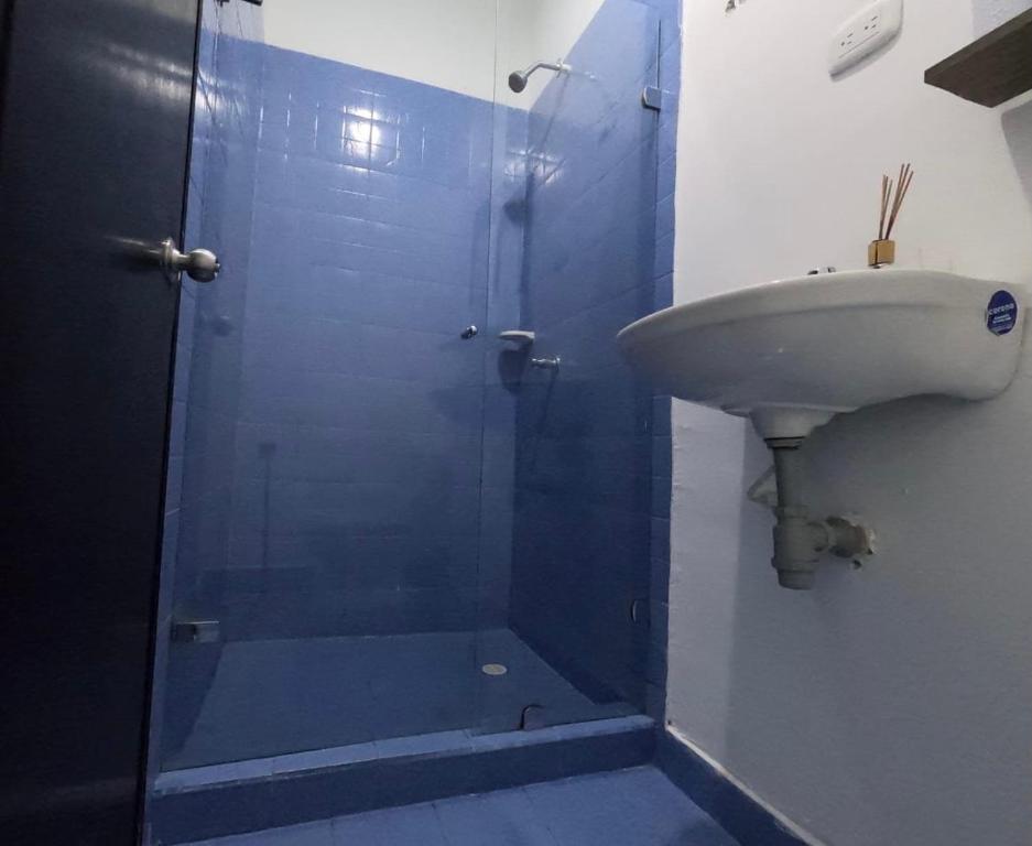 a bathroom with a shower and a sink at Apartamento Amoblado con Ventilador in Montería