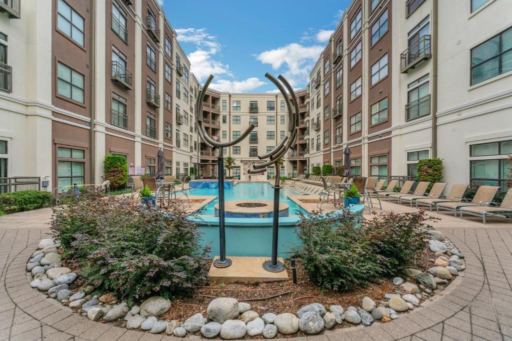un complejo de apartamentos con piscina en medio de un patio en Modern 2 Bedroom Apt , Pool, Gym, Parking Cs, en Dallas