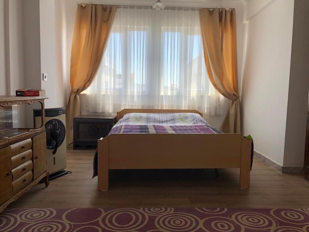 sypialnia z łóżkiem przed oknem w obiekcie Selkent w mieście Kıyıkışlacık