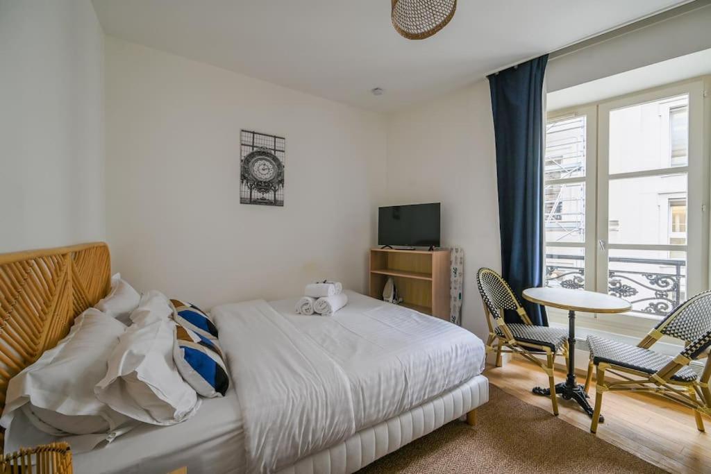 une chambre avec un lit, une table et des chaises dans l'établissement So cute Apartment (Opéra 3D), à Paris