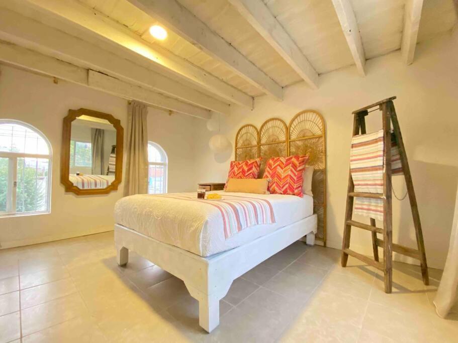 Un dormitorio con una cama y una escalera. en PV. Studio 3 ppl, centro, tiny house, 1 habitacion, en Chihuahua