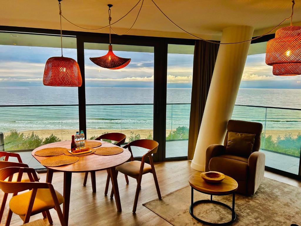 ein Esszimmer mit Meerblick in der Unterkunft Wave Panorama Apartment - Sea View&SPA in Misdroy