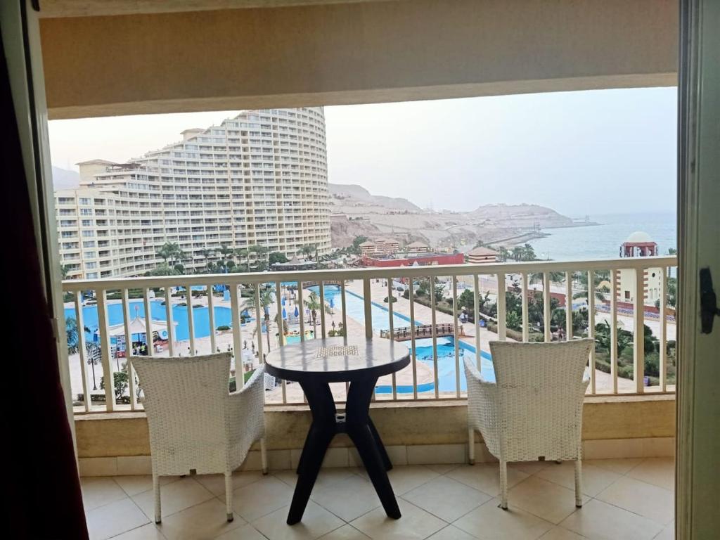 una mesa en un balcón con vistas al océano en Apartment Porto El Sokhna Pyramids en Ain Sokhna