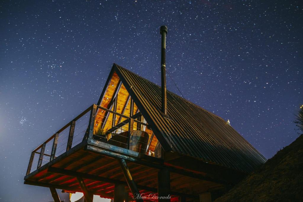 ein Gebäude mit einem Himmel voller Sterne in der Unterkunft Chalé em Alfredo Wagner in Alfredo Wagner