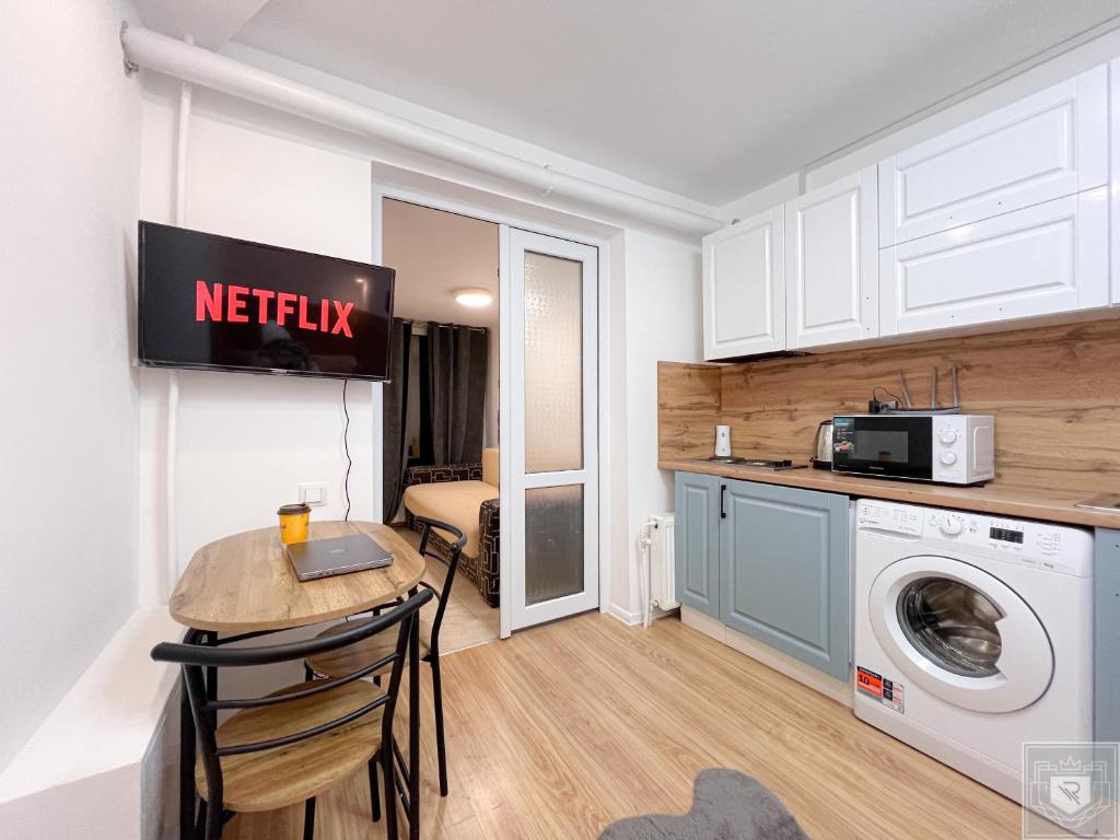 キシナウにあるRentHouse Apartments City Gates #4のテーブルと電子レンジのある小さなキッチン