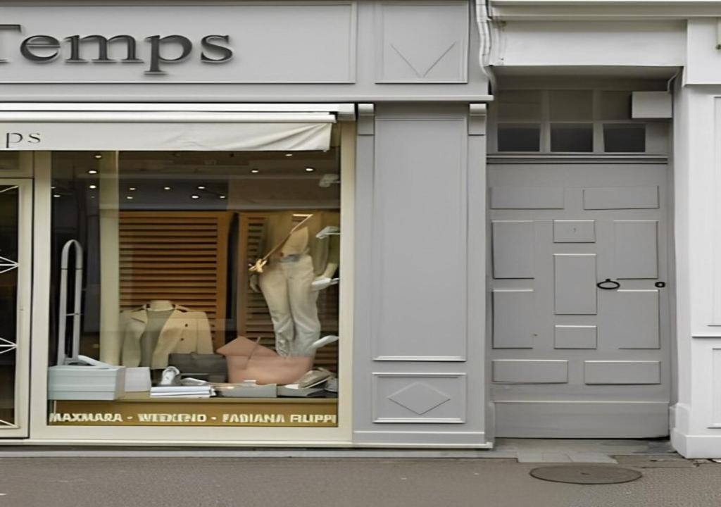 une façade de magasin avec une fenêtre avant et une porte dans l'établissement Studio au centre historique de Bayeux, à Bayeux