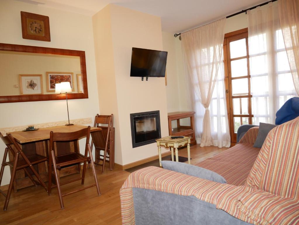 a living room with a couch and a table at Francoli-Vacances Pirinenca in Canillo