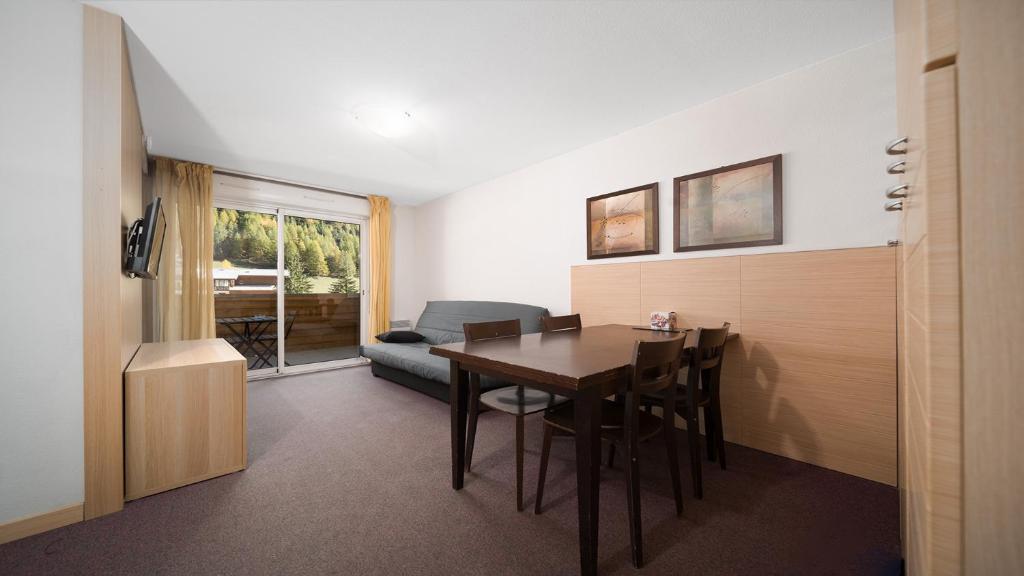 Ruang duduk di Chalets du Verdon 2204 Appt ski au pied 6 pers