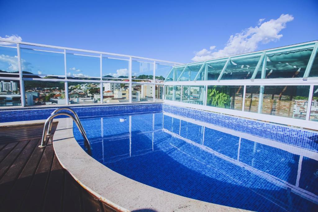 uma piscina no topo de um edifício em Gontijo Inn Hotel em Itajubá