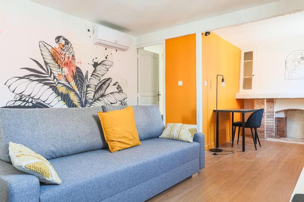 un salon avec un canapé bleu et une table dans l'établissement Charmant 2 Pièces Climatisé Marseille Centre, à Marseille